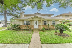 5646 Birchmont Dr in Houston, TX - Building Photo