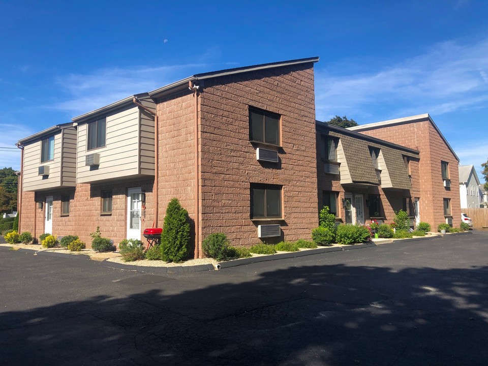 Wilton Court Townhouses in Norwalk, CT - Building Photo