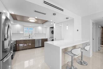 301 Lake Shore Dr in Lake Park, FL - Building Photo - Building Photo