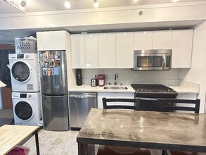 533 NE Holladay St in Portland, OR - Building Photo - Building Photo