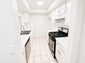 15020 Burbank Blvd, Unit 1O2 in Los Angeles, CA - Building Photo