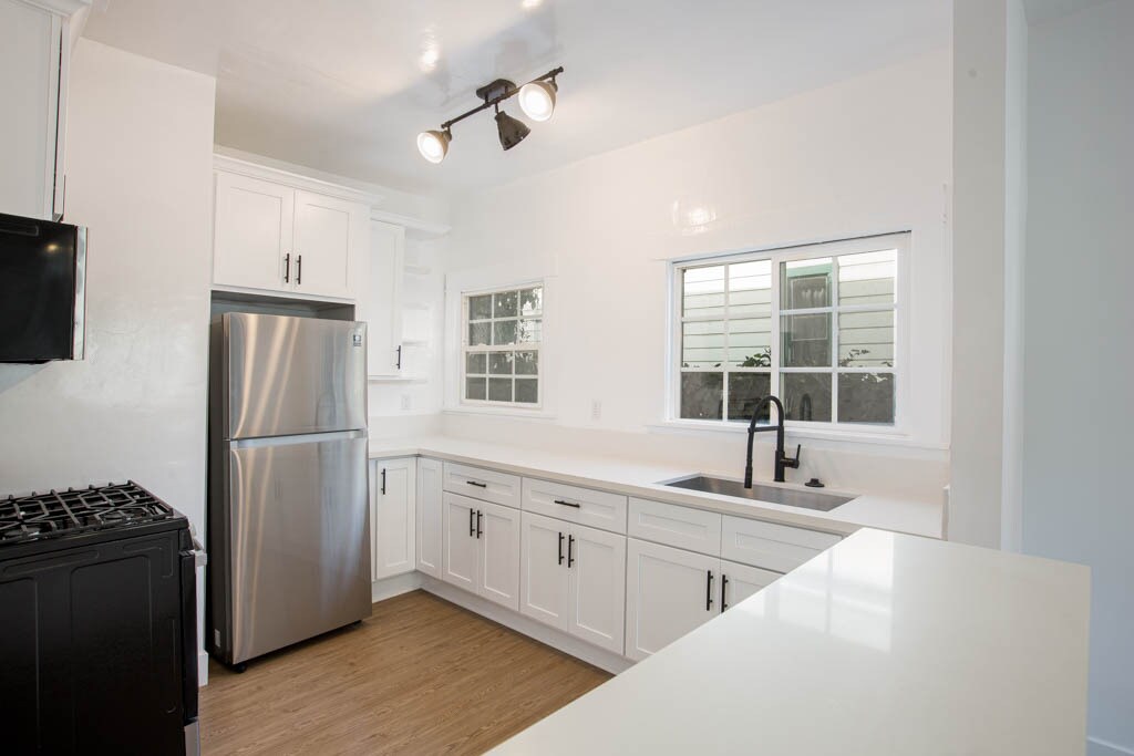 1934 New England St in Los Angeles, CA - Building Photo