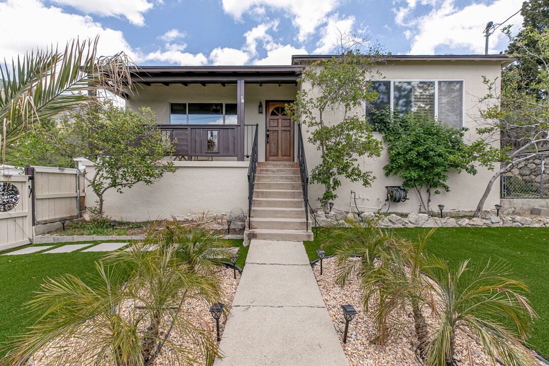 10630 Samoa Ave in Tujunga, CA - Building Photo