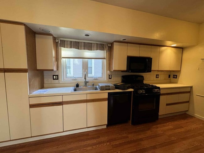 46 Bromfield Rd, Unit 1 in Somerville, MA - Building Photo - Building Photo