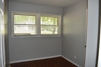 324 Cameron Rd in St. Louis, MO - Foto de edificio - Building Photo