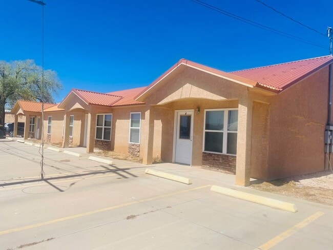 412 W University Dr in Portales, NM - Building Photo - Building Photo