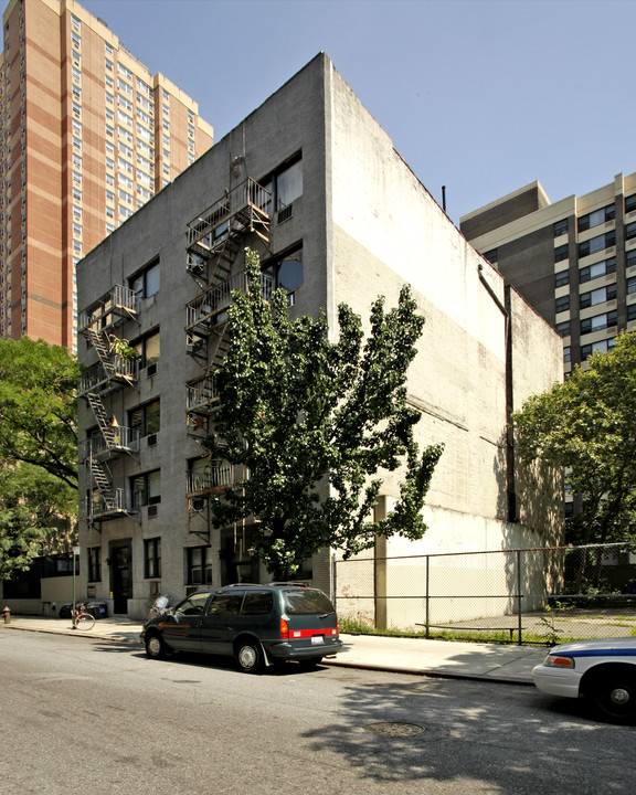 319 E 25th St in New York, NY - Building Photo