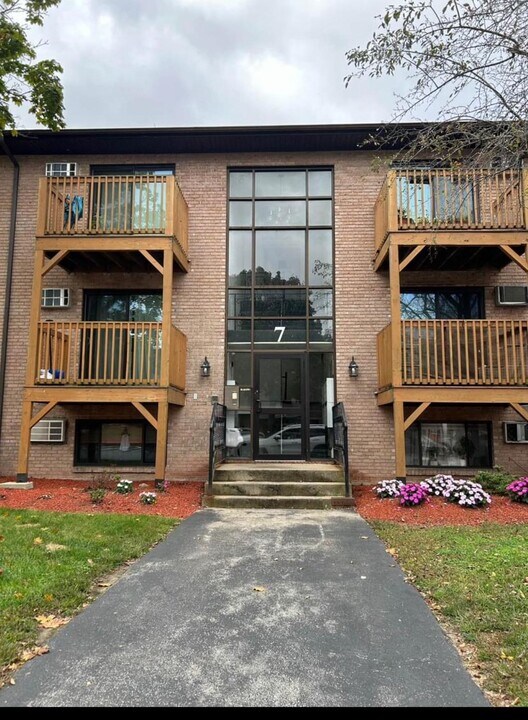 7 Lancelot Court in Salem, NH - Building Photo
