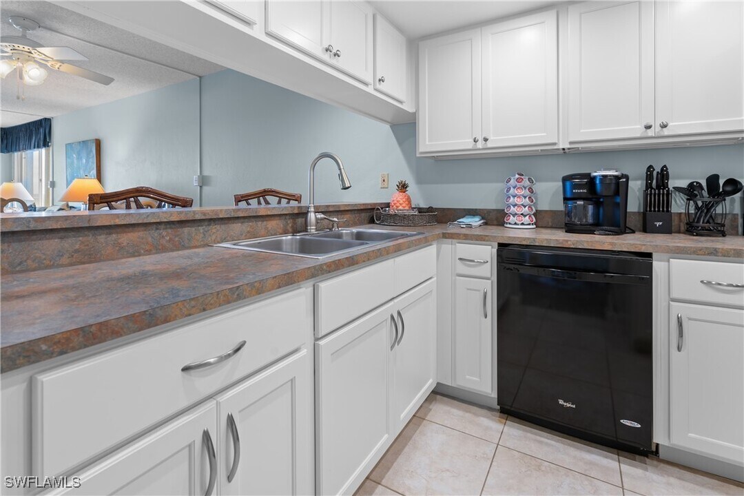 25901 Hickory Blvd in Bonita Springs, FL - Foto de edificio