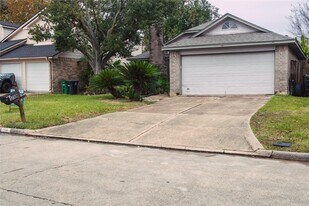 13106 Hollowcreek Park Dr in Houston, TX - Building Photo