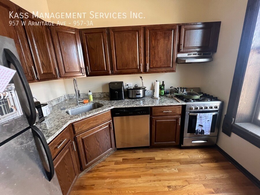 957 W Armitage Ave in Chicago, IL - Building Photo