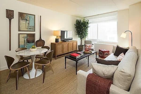 511 W 44th St in New York, NY - Building Photo