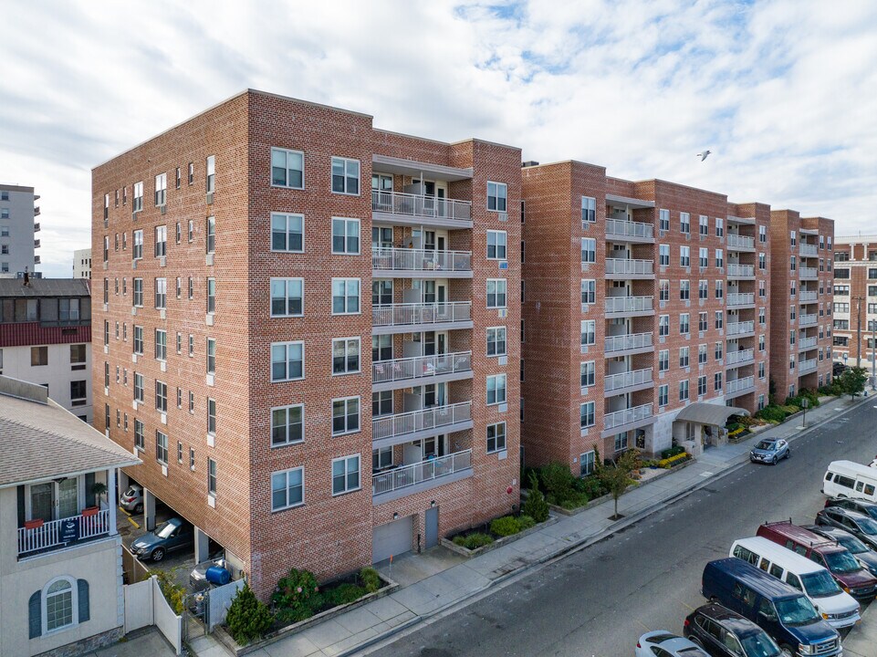 Sherwood House in Long Beach, NY - Building Photo