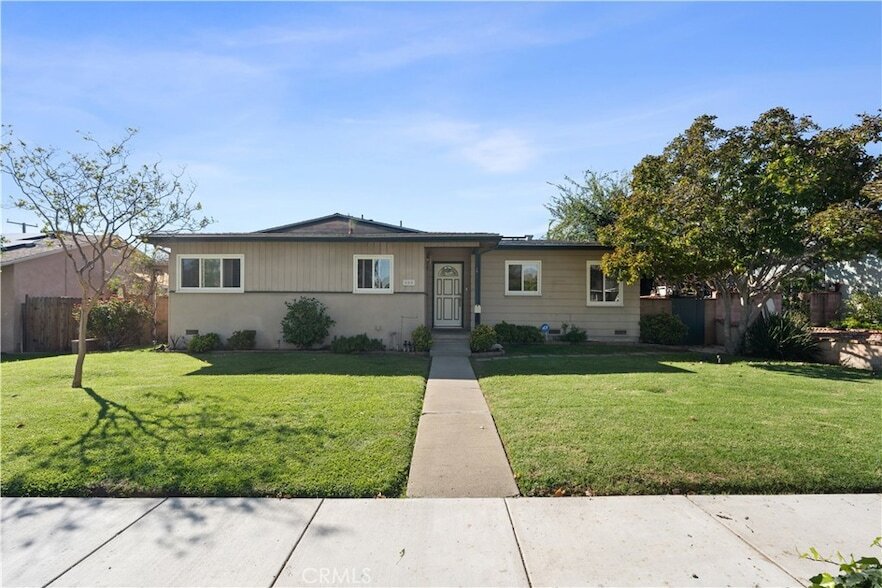 855 N 3rd Ave in Upland, CA - Foto de edificio