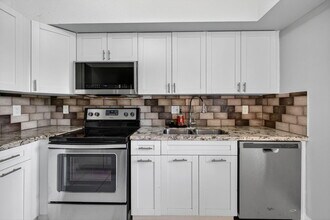 3239 NW 44th St in Oakland Park, FL - Building Photo - Building Photo