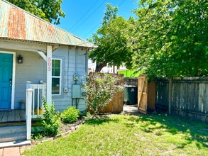 503 Pecan St in Bastrop, TX - Building Photo - Building Photo