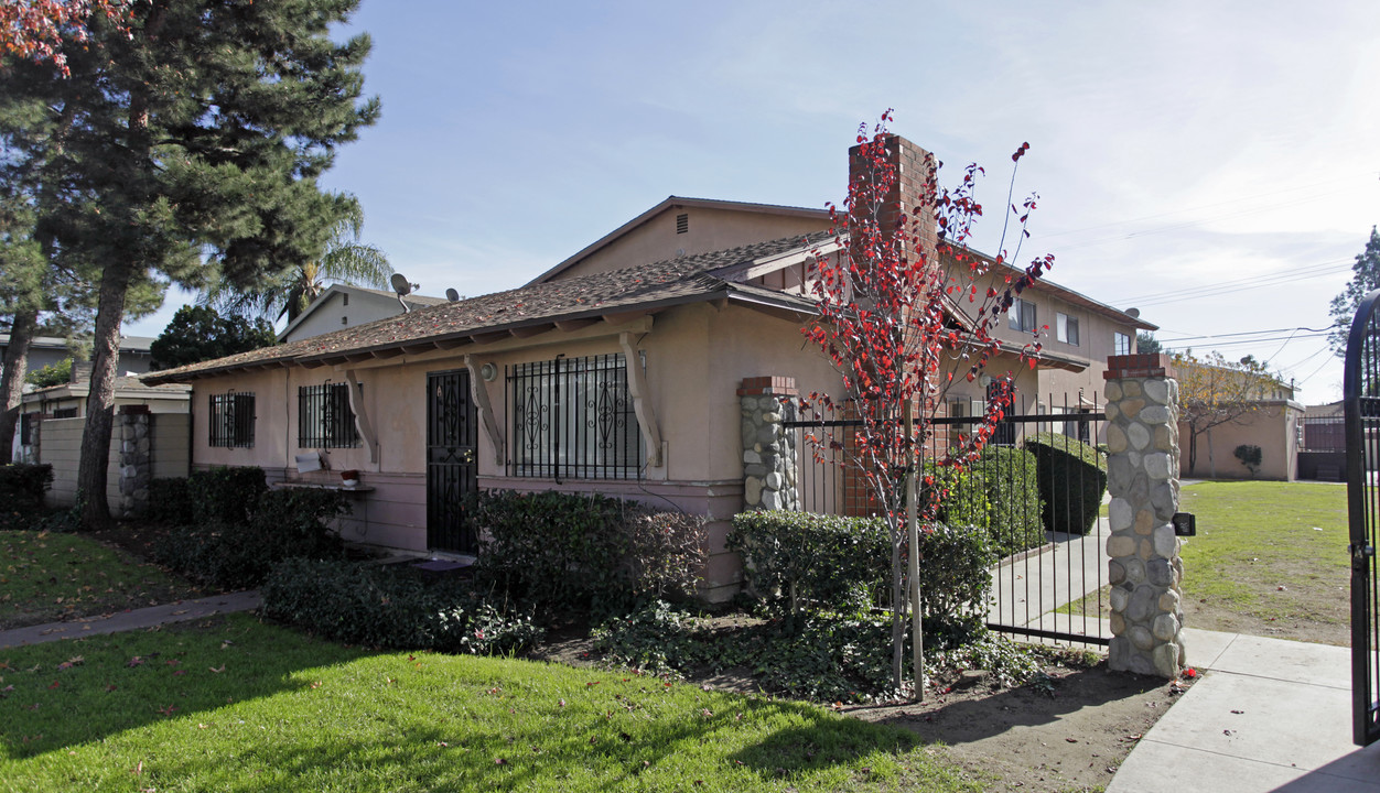 4585 Canoga St in Montclair, CA - Building Photo