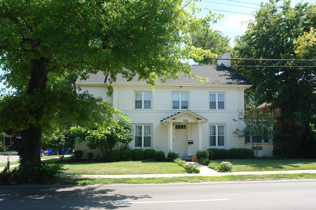 251 E Maxwell St in Lexington, KY - Building Photo - Building Photo