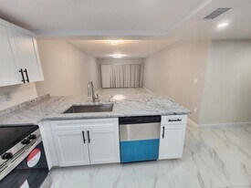 485 N Pine Island Rd, Unit A204 in Plantation, FL - Building Photo