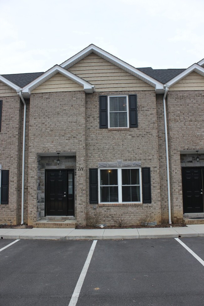 111 Cedar Point Ln in Harrisonburg, VA - Foto de edificio - Building Photo