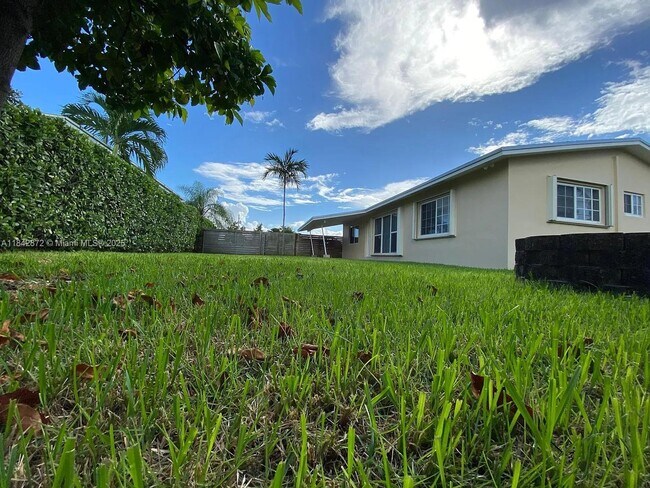 8855 SW 41st Terrace in Miami, FL - Building Photo - Building Photo