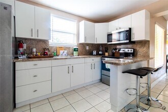 985 SW 10th St in Miami, FL - Building Photo - Building Photo