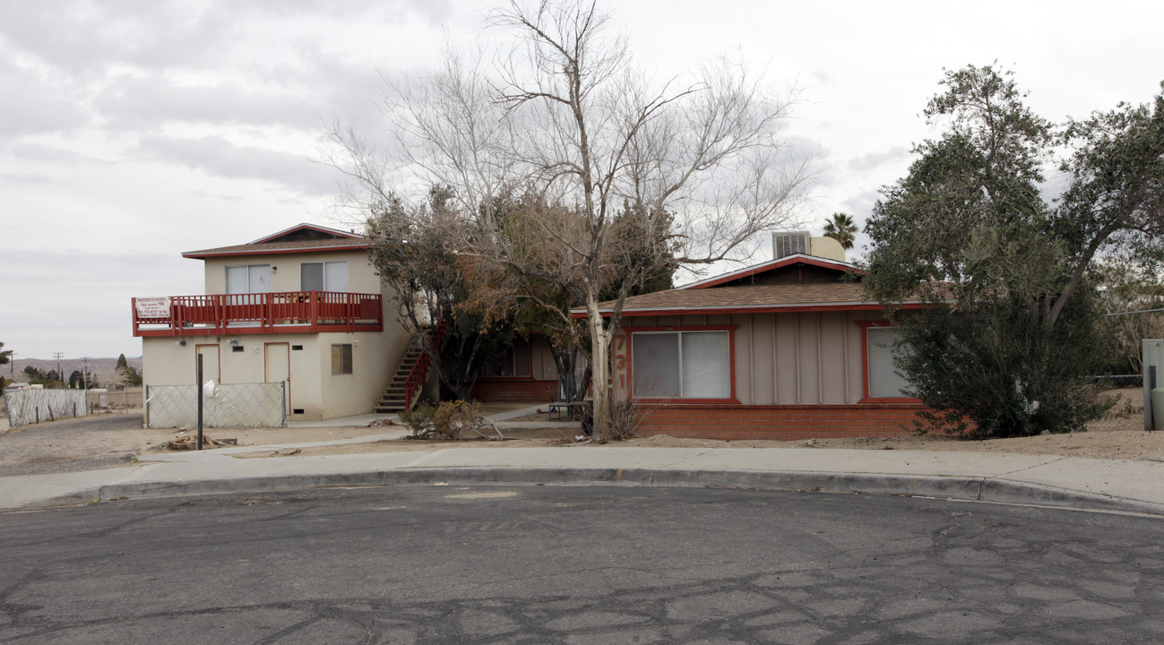 371 Karen Ct in Barstow, CA - Foto de edificio