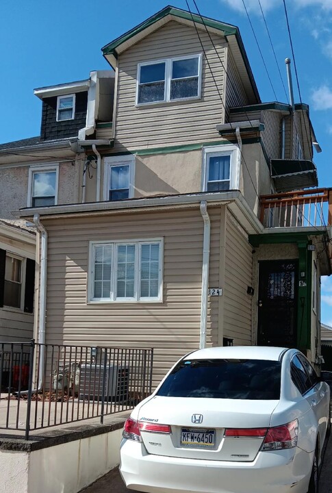 124 Wildwood Ave, Unit 2nd Floor in East Lansdowne, PA - Foto de edificio