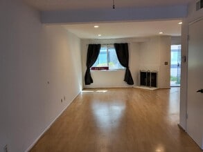 19231 Sherman Way in Reseda, CA - Foto de edificio - Building Photo