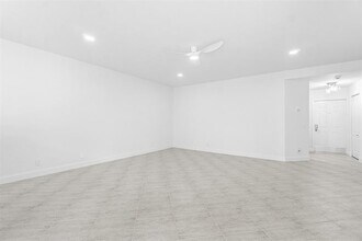 6510 Via Regina in Boca Raton, FL - Foto de edificio - Building Photo