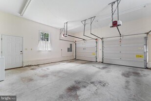 8237 Hickory Dr in King George, VA - Building Photo