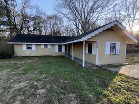 5325 Queen Mary Ln in Jackson, MS - Building Photo