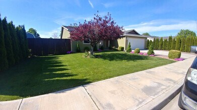 9408 Mustang Dr in Pasco, WA - Building Photo - Building Photo