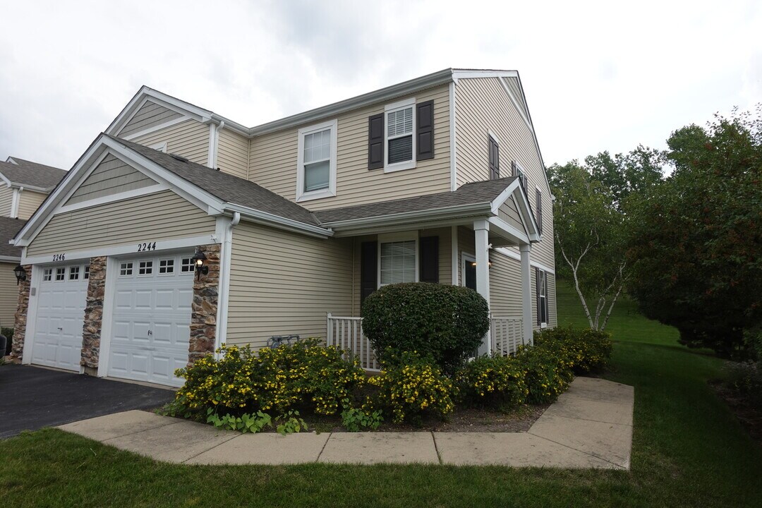 2244 Flagstone Ln in Carpentersville, IL - Building Photo