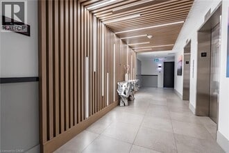 422 N Service Rd in Stoney Creek, ON - Building Photo - Building Photo