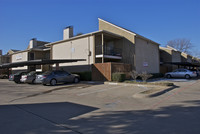 Amesbury Plaza Apartments in Dallas, TX - Foto de edificio - Building Photo