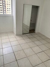 2457 Collins Ave, Unit #1401 in Miami Beach, FL - Building Photo - Building Photo