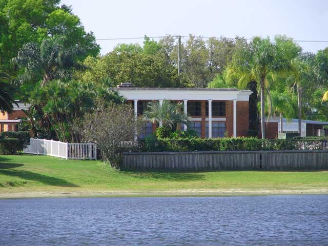 Lakeshore Villas in Tampa, FL - Foto de edificio - Building Photo