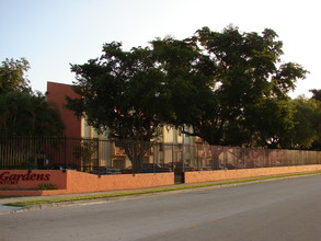 Paradise Isles Apartments in Miami, FL - Foto de edificio - Building Photo