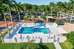 100 Pelican Pointe Dr in Delray Beach, FL - Building Photo