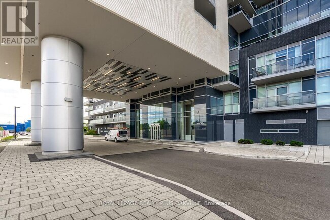 2087 Fairview St in Burlington, ON - Building Photo - Building Photo