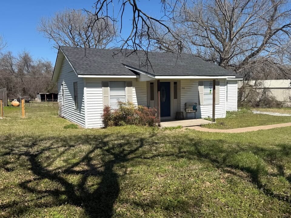 700 Greg St in Azle, TX - Building Photo