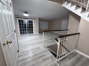 708 Stony Brook Way in North Brunswick, NJ - Foto de edificio - Building Photo