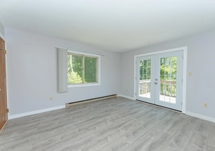 6067 Veeder Rd, Unit Apartment B in Slingerlands, NY - Foto de edificio - Building Photo