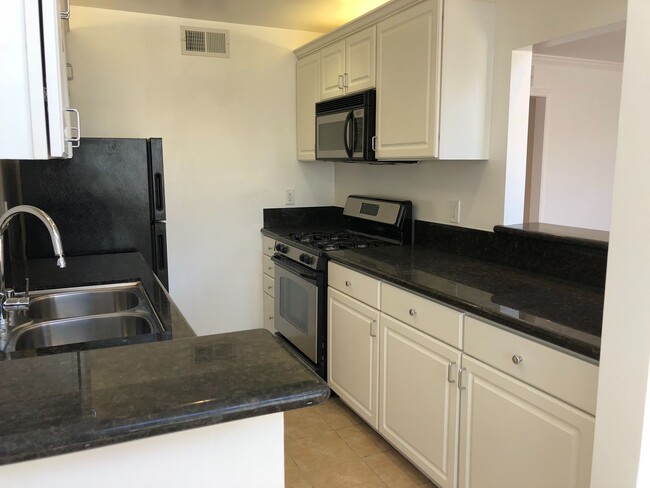 21529 Saticoy St in Los Angeles, CA - Foto de edificio - Building Photo
