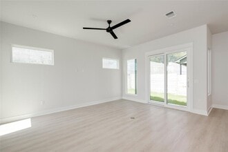 2725 Bristol Dr in Austin, TX - Building Photo - Building Photo