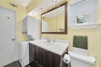 7900 Westheimer Rd, Unit 231 in Houston, TX - Building Photo - Building Photo