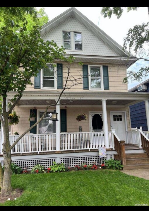 32 S Tyson Ave in Floral Park, NY - Building Photo