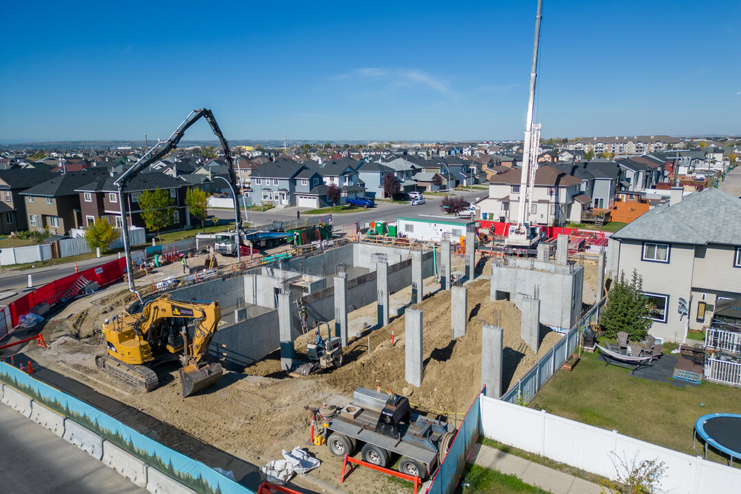 202 Saddleback Rd NE in Calgary, AB - Building Photo