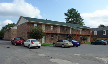 10000 W Markham St in Little Rock, AR - Building Photo - Building Photo